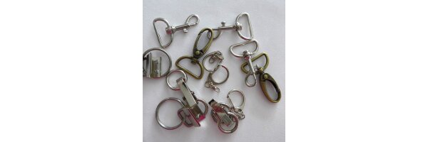 Karabiner und Schnallen